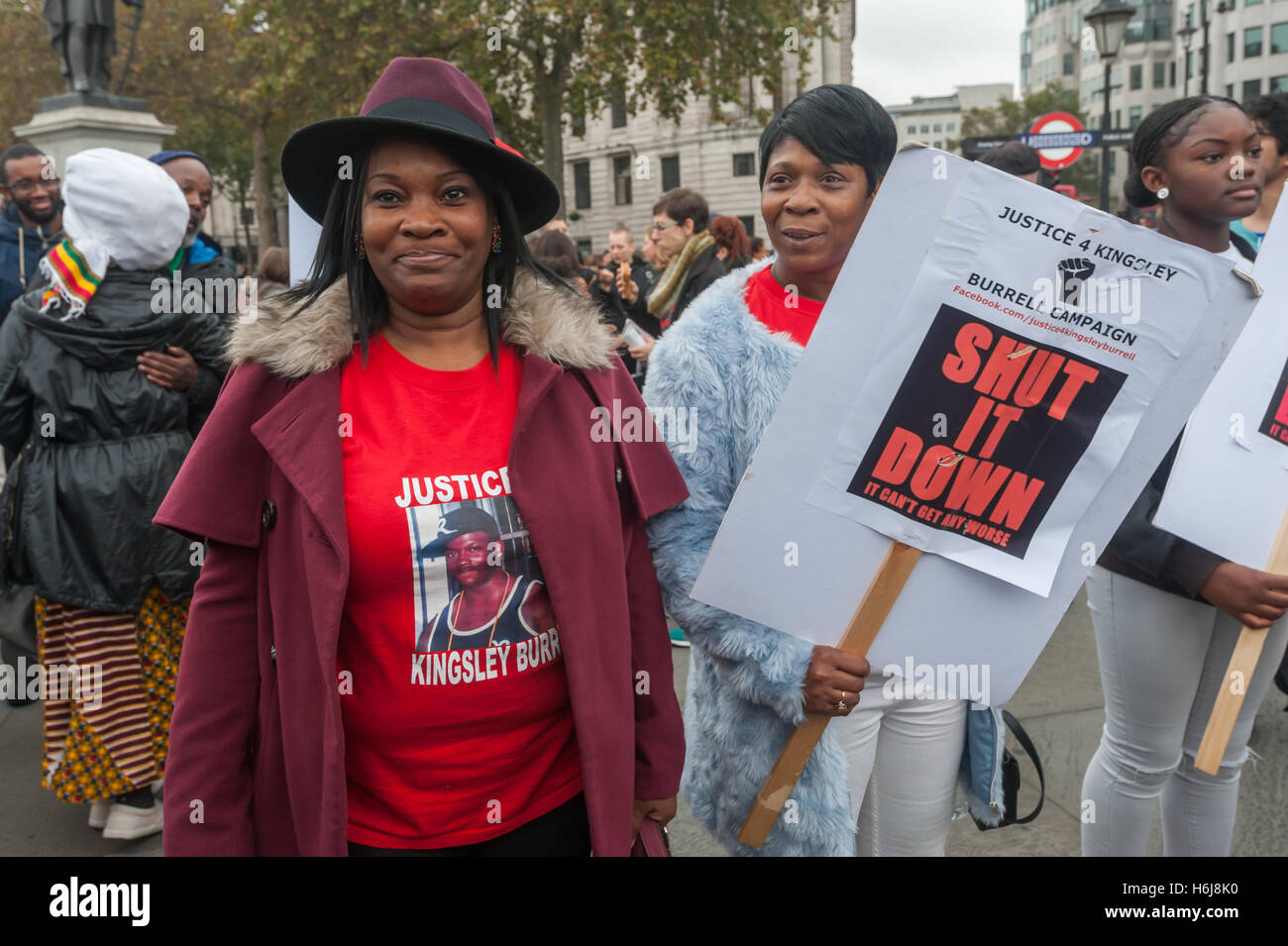 Londres, Royaume-Uni. 29 octobre 2016. Les membres de la famille campagne pour la justice pour Kingsly Burrell qui est mort après avoir été placé en garde à vue par la police à Birmingham en mars 2011. Les familles et amis de personnes tuées par la police dans les prisons ou attendre le début de leur marche annuelle à un rythme funèbre de Trafalgar Square à Downing St d'organiser un rassemblement et livrer une lettre à Theresa May. Peter Marshall/Alamy Live News Banque D'Images