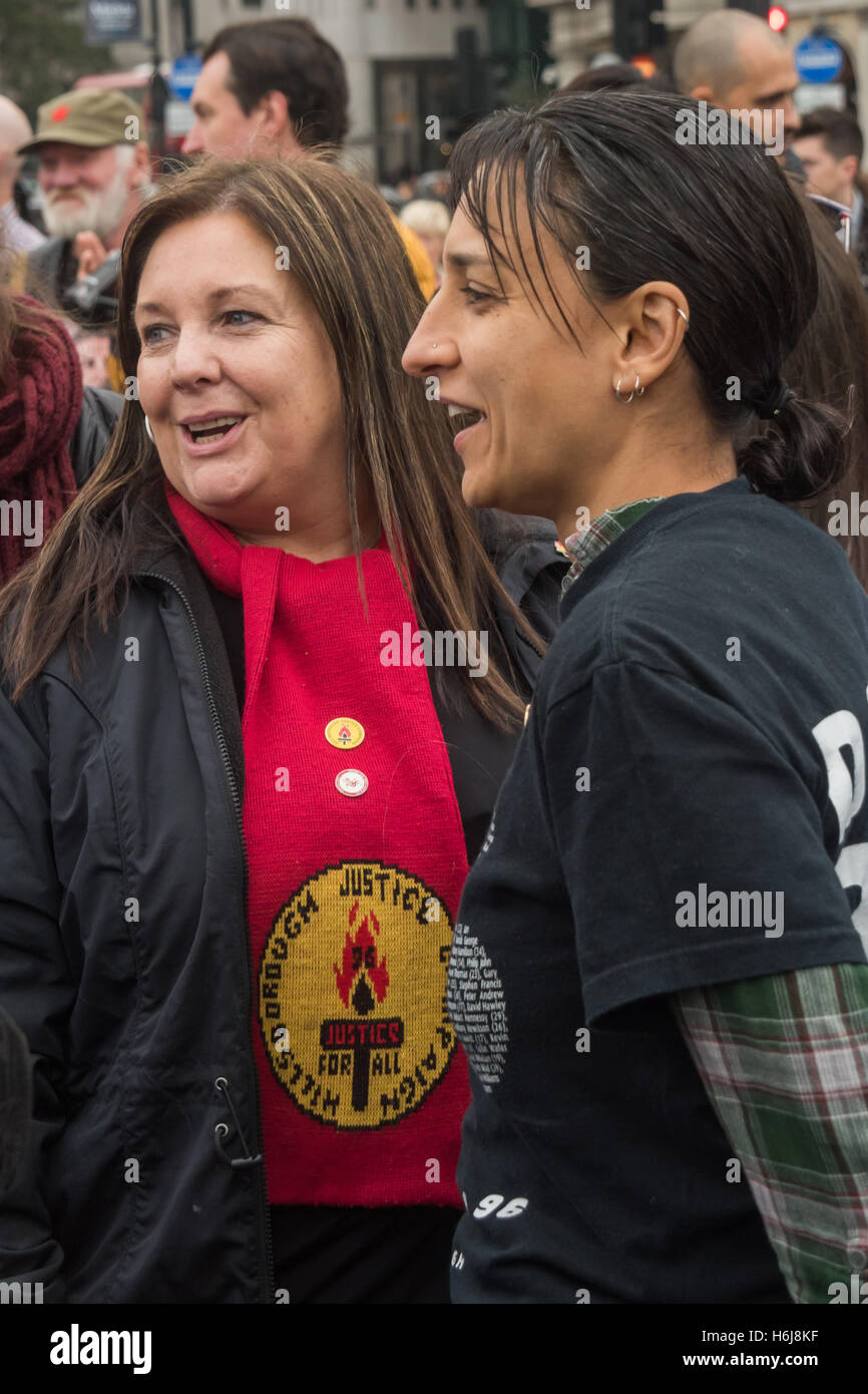 Londres, Royaume-Uni. 29 octobre 2016. Becky Shah (droite) dont la mère est morte à Hillsborough se distingue avec un survivant Gillian Edwards qui a été gravement blessé et il y a une traite par la police après l'événement. Les familles et amis de personnes tuées par la police dans les prisons ou attendre le début de leur marche annuelle à un rythme funèbre de Trafalgar Square à Downing St d'organiser un rassemblement et livrer une lettre à Theresa May. Peter Marshall/Alamy Live News Banque D'Images