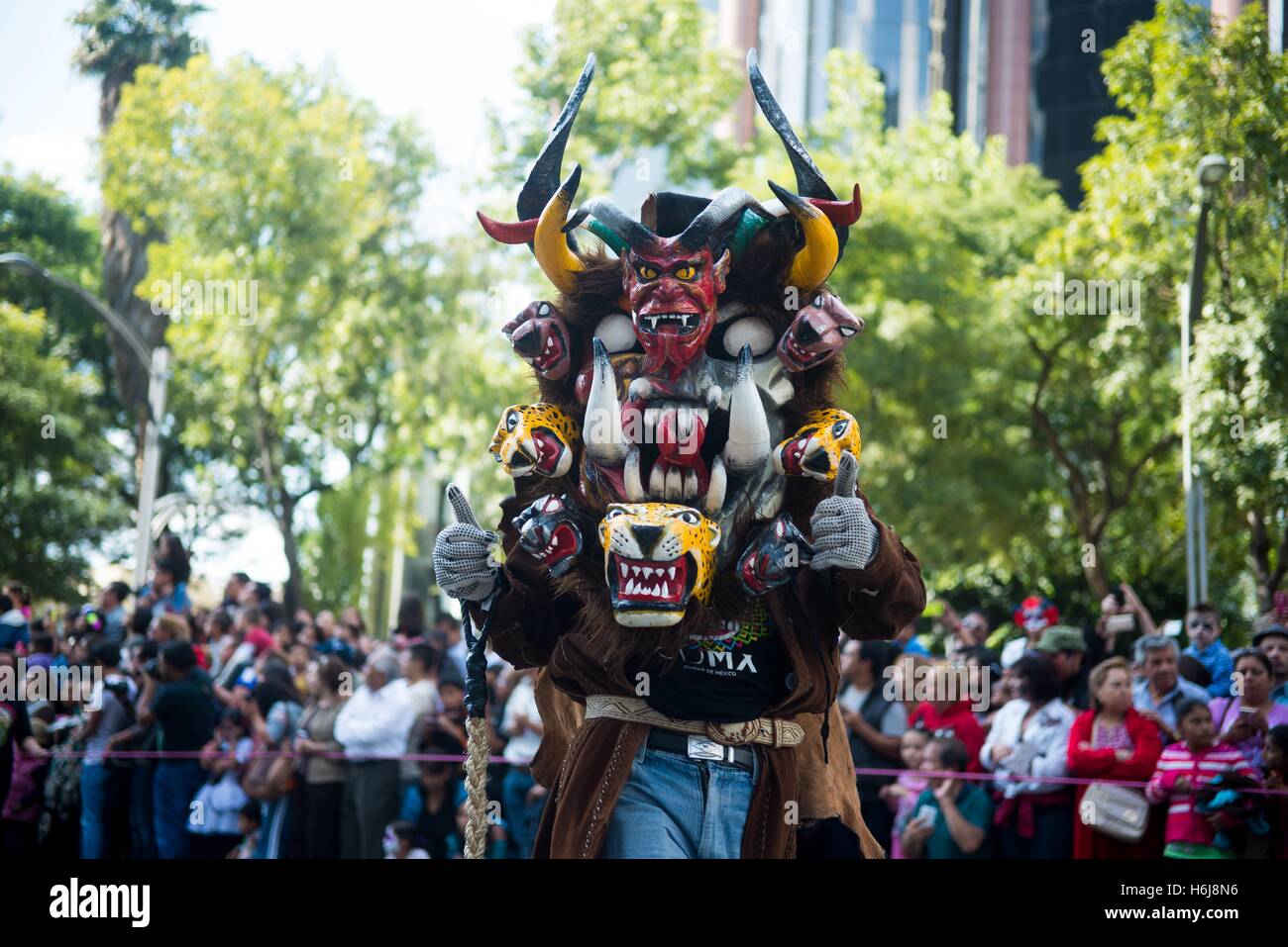 La ville de Mexico, Mexico City, MX. 29 Oct, 2016. La ville de Mexico a tenu sa première journée des morts défilent le samedi, avec des flotteurs, marionnettes squelette géant et plus de 1 000 comédiens, danseurs et acrobates en costumes. © Joel Alvarez/ZUMA/Alamy Fil Live News Banque D'Images