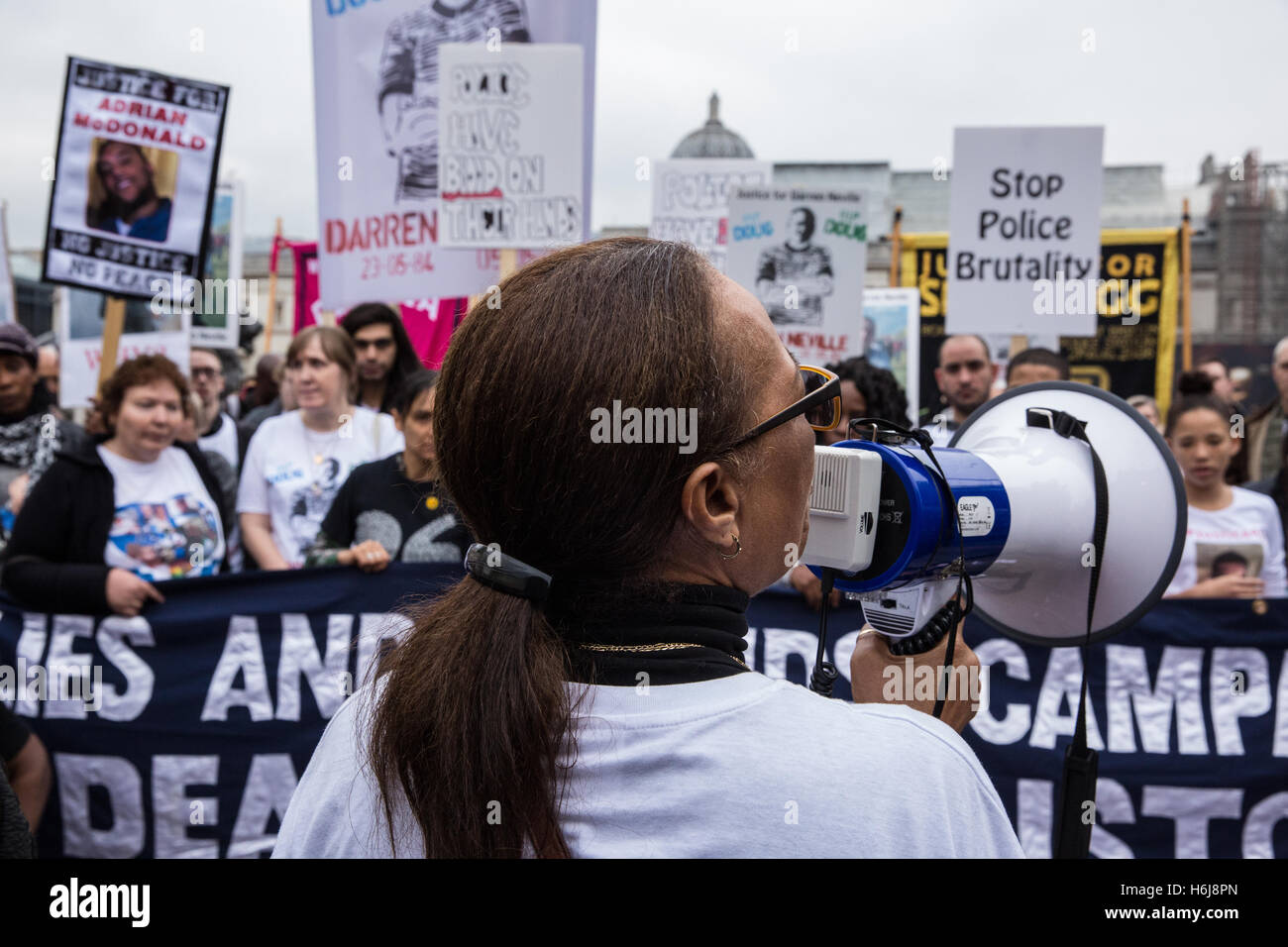 Londres, Royaume-Uni. 29 octobre, 2016. Stephanie Lightfoot-Bennet, soeur jumelle de Leon Patterson, adresses de militants de l'organisation des familles et amis Campagne (UFFC) avant leur procession annuelle à Downing Street en souvenir des membres de la famille et les amis qui est mort en garde à vue, la prison, la détention de l'immigration ou sécuriser les hôpitaux psychiatriques. Leon Patterson est mort en novembre 1992 après avoir passé une semaine en garde à vue au poste de police de Stockport. Credit : Mark Kerrison/Alamy Live News Banque D'Images