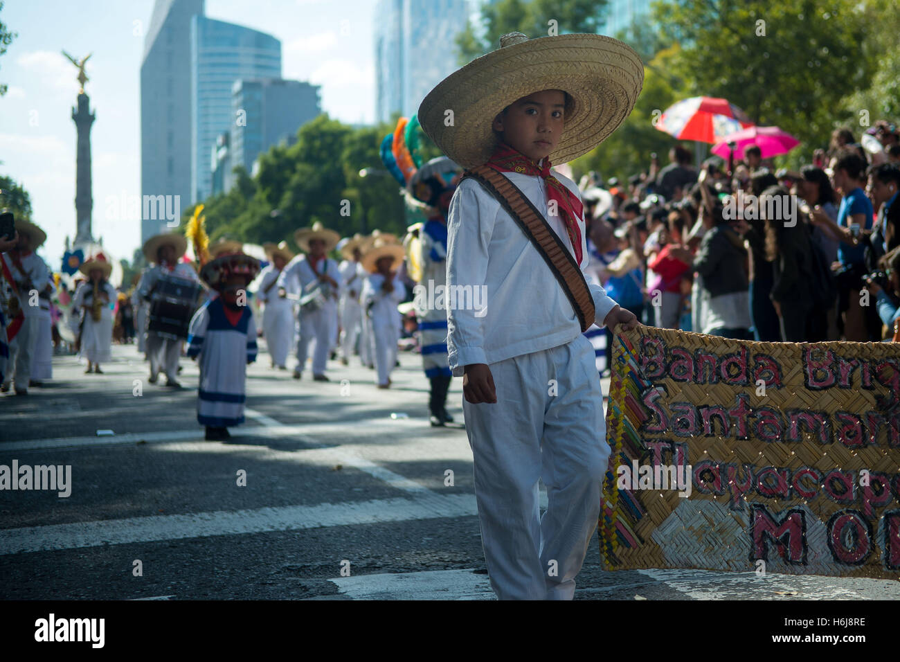 La ville de Mexico, Mexico City, MX. 29 Oct, 2016. La ville de Mexico a tenu sa première journée des morts défilent le samedi, avec des flotteurs, marionnettes squelette géant et plus de 1 000 comédiens, danseurs et acrobates en costumes. © Joel Alvarez/ZUMA/Alamy Fil Live News Banque D'Images