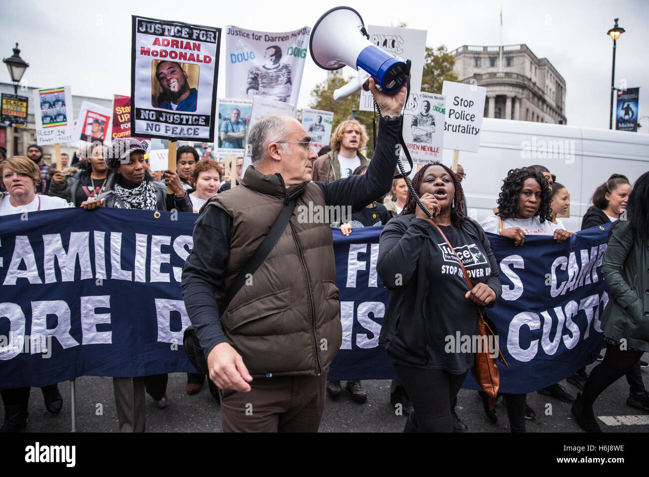 Londres, Royaume-Uni. 29 octobre, 2016. Janet, la sœur de l'Aulne Aulne Christopher, adresses des militants du l'organisation des familles et amis Campagne (UFFC) au cours de la procession annuelle à Downing Street en souvenir des membres de la famille et les amis qui est mort en garde à vue, la prison, la détention de l'immigration ou sécuriser les hôpitaux psychiatriques. Christopher aulne, 37 morts, menotté et face vers le bas, entouré d'agents de police dans un commissariat de police de Hull en avril 1998 après l'étouffement sur son propre vomi. Credit : Mark Kerrison/Alamy Live News Banque D'Images