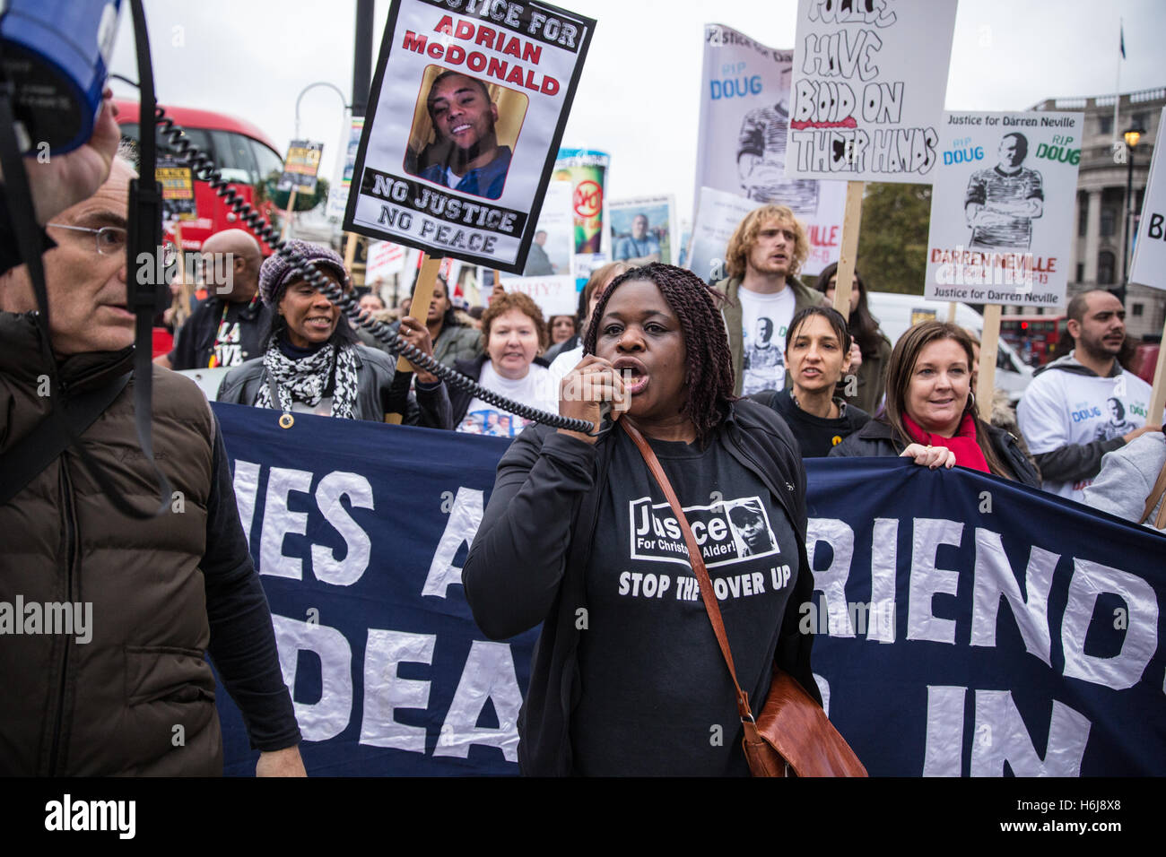 Londres, Royaume-Uni. 29 octobre, 2016. Janet, la sœur de l'Aulne Aulne Christopher, adresses des militants du l'organisation des familles et amis Campagne (UFFC) lors de leur procession annuelle à Downing Street en souvenir des membres de la famille et les amis qui est mort en garde à vue, la prison, la détention de l'immigration ou sécuriser les hôpitaux psychiatriques. Christopher aulne, 37 morts, menotté et face vers le bas, entouré d'agents de police dans un commissariat de police de Hull en avril 1998 après l'étouffement sur son propre vomi. Credit : Mark Kerrison/Alamy Live News Banque D'Images