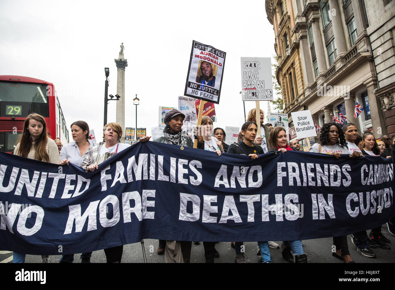 Londres, Royaume-Uni. 29 octobre, 2016. Les militants de l'organisation des familles et amis (Campagne) UFFC tenir leur procession annuelle à Downing Street en souvenir des membres de la famille et les amis qui est mort en garde à vue, la prison, la détention de l'immigration ou sécuriser les hôpitaux psychiatriques. Credit : Mark Kerrison/Alamy Live News Banque D'Images