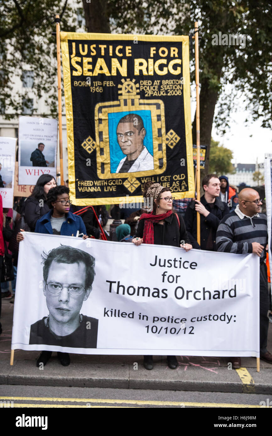 Londres, Royaume-Uni. 29 octobre, 2016. Les militants de l'organisation des familles et amis (Campagne) UFFC en dehors de Downing Street après leur procession annuelle en mémoire des membres de la famille et les amis qui est mort en garde à vue, la prison, la détention de l'immigration ou sécuriser les hôpitaux psychiatriques. Credit : Mark Kerrison/Alamy Live News Banque D'Images