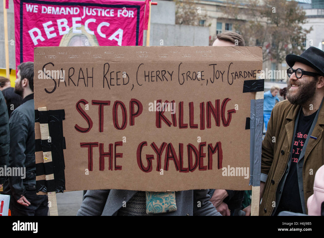 Londres, Royaume-Uni. 29 octobre, 2016. Les militants de l'organisation des familles et amis UFFC (Campagne) se préparer à tenir leur procession annuelle à Downing Street en souvenir des membres de la famille et les amis qui est mort en garde à vue, la prison, la détention de l'immigration ou sécuriser les hôpitaux psychiatriques. Credit : Mark Kerrison/Alamy Live News Banque D'Images