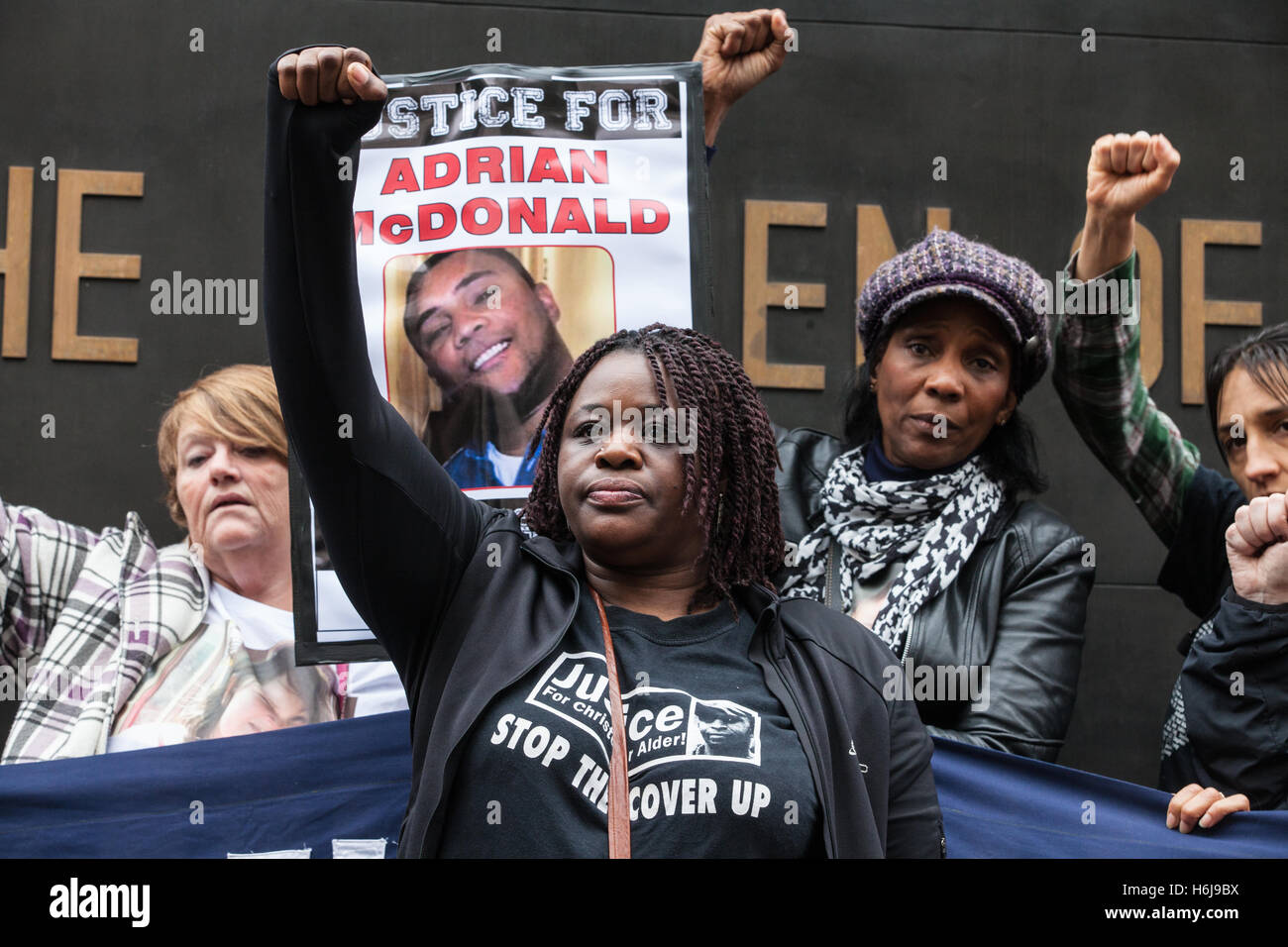 Londres, Royaume-Uni. 29 octobre, 2016. Janet aulne, soeur de Christopher aulne, avec les militants de l'organisation des familles et amis Campagne (UFFC) lors de leur procession annuelle à Downing Street en souvenir des membres de la famille et les amis qui est mort en garde à vue, la prison, la détention de l'immigration ou sécuriser les hôpitaux psychiatriques. Christopher aulne, 37 morts, menotté et face vers le bas, entouré d'agents de police dans un commissariat de police de Hull en avril 1998 après l'étouffement sur son propre vomi. Credit : Mark Kerrison/Alamy Live News Banque D'Images