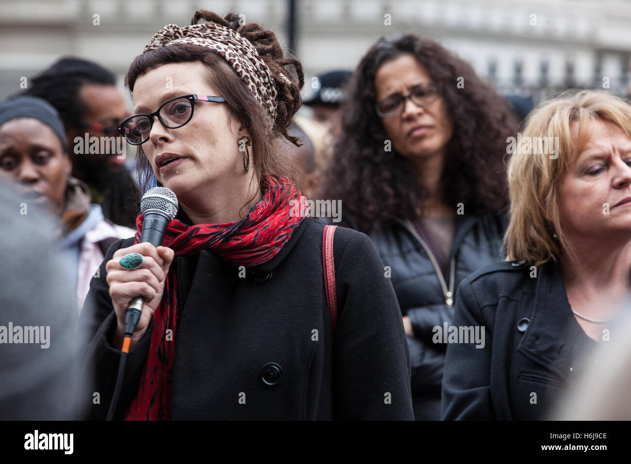 Londres, Royaume-Uni. 29 octobre, 2016. Jo Verger, frère de Thomas Verger, traite de la campagne des familles et amis (UFFC) à l'extérieur de Downing Street après leur procession annuelle. Thomas verger, 32, qui avait une schizophrénie paranoïde, décédé à l'hôpital en octobre 2012 sept jours après avoir été retenu par une ceinture de contention d'urgence par la police à Exeter. Credit : Mark Kerrison/Alamy Live News Banque D'Images