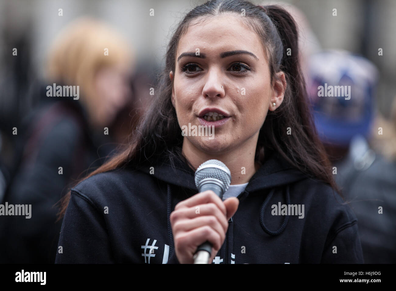 Londres, Royaume-Uni. 29 octobre, 2016. Tia Demetrio, partenaire de Jermaine Baker, adresses de militants de l'organisation des familles et amis UFFC (Campagne) avec sa mère à l'extérieur de Downing Street après leur procession annuelle. Jermaine Baker, 28 ans, a été abattu par un agent de police à l'extérieur vert bois crown court. Credit : Mark Kerrison/Alamy Live News Banque D'Images