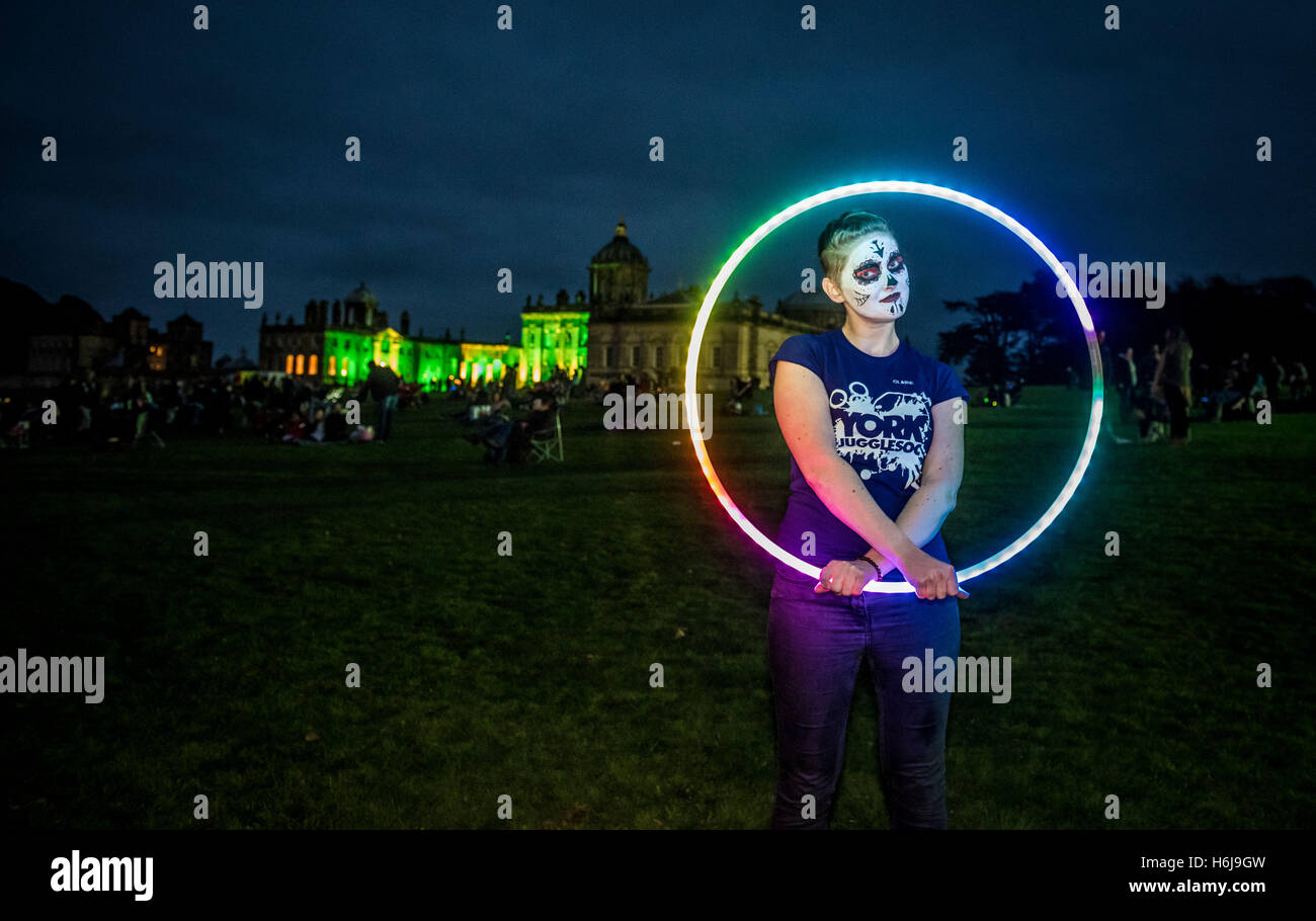 York, Royaume-Uni. 29 octobre, 2016. Le Yorkshire du nord, le plus grand parti d'artifice KABOOM, a eu lieu dans le parc du château Howard. Comme l'un des top 5 d'artifice dans le Royaume-Uni, l'événement comportait aussi un thème unique show laser Star Wars Jedi, sabre laser la formation pour tous les âges, un millésime fête foraine, feu et lumière, jongleurs et le ministre FM spectacle sur scène. La photo montre la "light" jongleurs. Credit : Bailey-Cooper Photography/Alamy Live News Banque D'Images