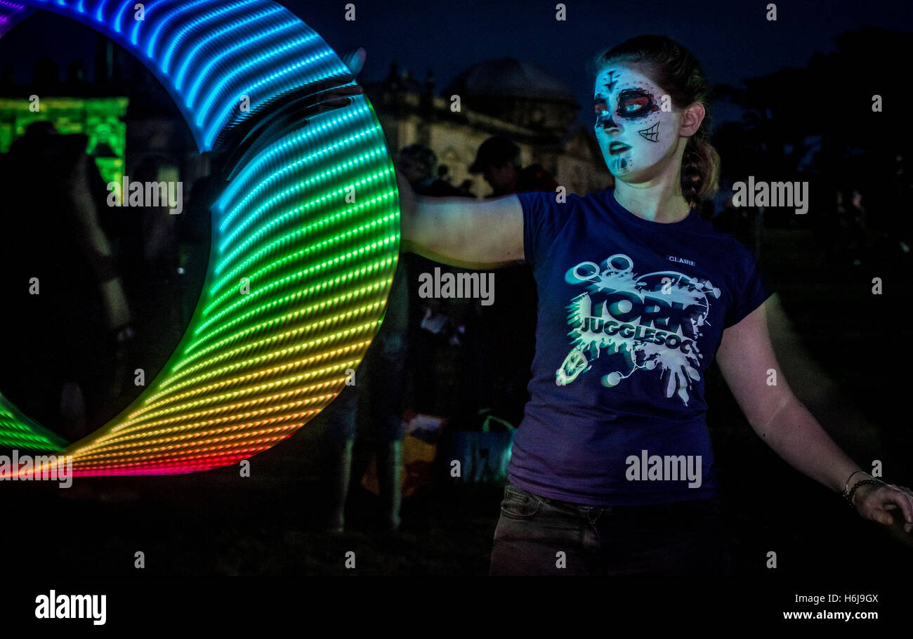 York, Royaume-Uni. 29 octobre, 2016. Le Yorkshire du nord, le plus grand parti d'artifice KABOOM, a eu lieu dans le parc du château Howard. Comme l'un des top 5 d'artifice dans le Royaume-Uni, l'événement comportait aussi un thème unique show laser Star Wars Jedi, sabre laser la formation pour tous les âges, un millésime fête foraine, feu et lumière, jongleurs et le ministre FM spectacle sur scène. La photo montre la "light" jongleurs. Credit : Bailey-Cooper Photography/Alamy Live News Banque D'Images