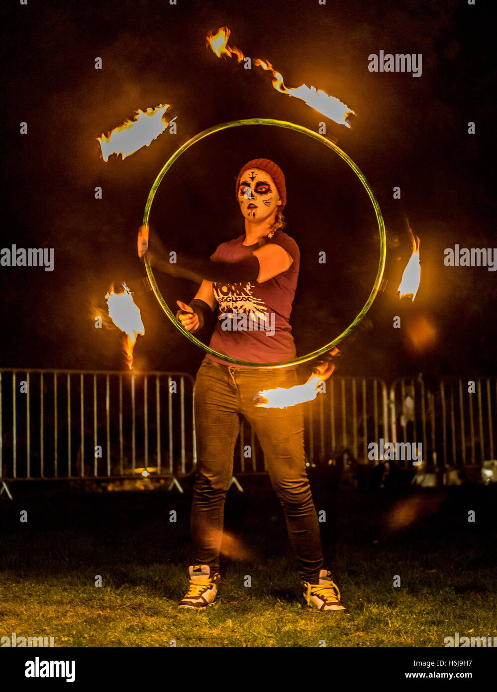 York, Royaume-Uni. 29 octobre, 2016. Le Yorkshire du nord, le plus grand parti d'artifice KABOOM, a eu lieu dans le parc du château Howard. Comme l'un des top 5 d'artifice dans le Royaume-Uni, l'événement comportait aussi un thème unique show laser Star Wars Jedi, sabre laser la formation pour tous les âges, un millésime fête foraine, feu et lumière, jongleurs et le ministre FM spectacle sur scène. La photo montre le feu jongleurs exécutant lors de l'événement. Credit : Bailey-Cooper Photography/Alamy Live News Banque D'Images