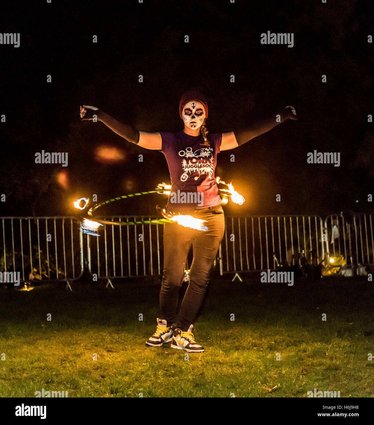 York, Royaume-Uni. 29 octobre, 2016. Le Yorkshire du nord, le plus grand parti d'artifice KABOOM, a eu lieu dans le parc du château Howard. Comme l'un des top 5 d'artifice dans le Royaume-Uni, l'événement comportait aussi un thème unique show laser Star Wars Jedi, sabre laser la formation pour tous les âges, un millésime fête foraine, feu et lumière, jongleurs et le ministre FM spectacle sur scène. La photo montre le feu jongleurs exécutant lors de l'événement. Credit : Bailey-Cooper Photography/Alamy Live News Banque D'Images