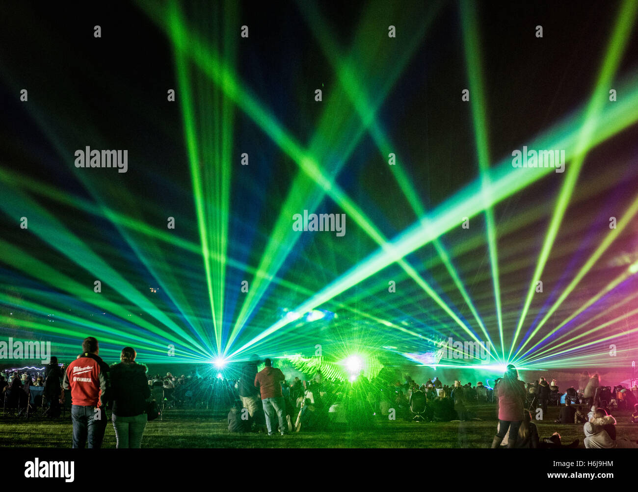 York, Royaume-Uni. 29 octobre, 2016. Le Yorkshire du nord, le plus grand parti d'artifice KABOOM, a eu lieu dans le parc du château Howard. Comme l'un des top 5 d'artifice dans le Royaume-Uni, l'événement comportait aussi un thème unique show laser Star Wars Jedi, sabre laser la formation pour tous les âges, un millésime fête foraine, feu et lumière, jongleurs et le ministre FM spectacle sur scène. Photo montre le spectacle laser sur le thème de Star Wars à l'événement. Credit : Bailey-Cooper Photography/Alamy Live News Banque D'Images