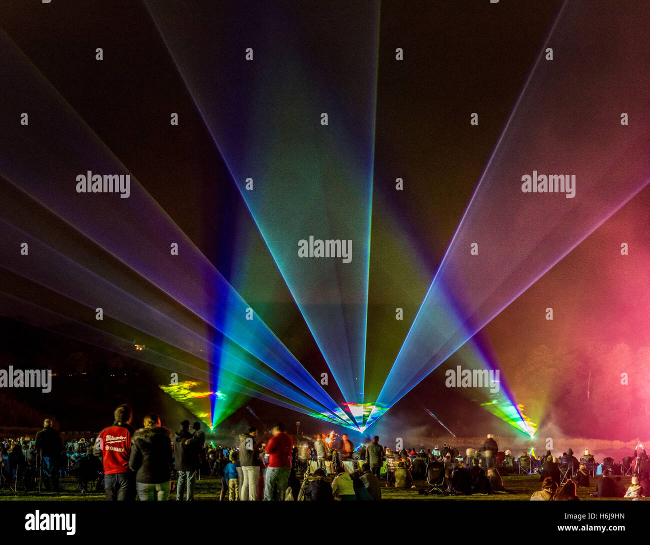 York, Royaume-Uni. 29 octobre, 2016. Le Yorkshire du nord, le plus grand parti d'artifice KABOOM, a eu lieu dans le parc du château Howard. Comme l'un des top 5 d'artifice dans le Royaume-Uni, l'événement comportait aussi un thème unique show laser Star Wars Jedi, sabre laser la formation pour tous les âges, un millésime fête foraine, feu et lumière, jongleurs et le ministre FM spectacle sur scène. Photo montre le spectacle laser sur le thème de Star Wars à l'événement. Credit : Bailey-Cooper Photography/Alamy Live News Banque D'Images