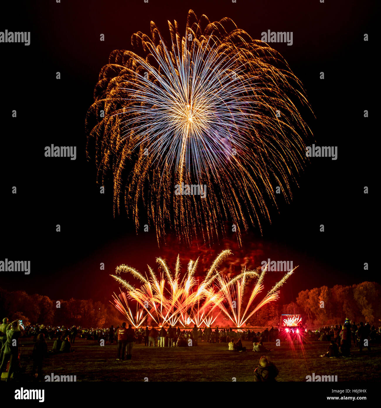 York, Royaume-Uni. 29 octobre, 2016. Le Yorkshire du nord, le plus grand parti d'artifice KABOOM, a eu lieu dans le parc du château Howard. Comme l'un des top 5 d'artifice dans le Royaume-Uni, l'événement comportait aussi un thème unique show laser Star Wars Jedi, sabre laser la formation pour tous les âges, un millésime fête foraine, feu et lumière, jongleurs et le ministre FM spectacle sur scène. La photo montre l'artifice de disaply finale lors de l'événement. Credit : Bailey-Cooper Photography/Alamy Live News Banque D'Images
