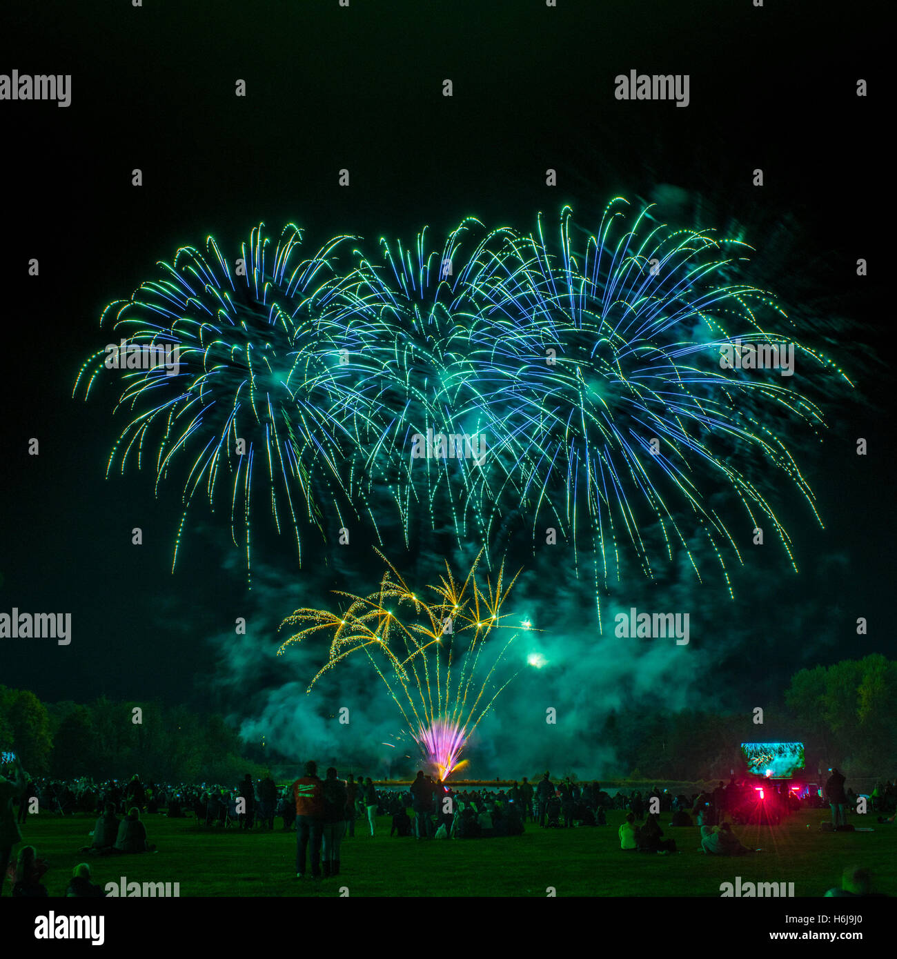 York, Royaume-Uni. 29 octobre, 2016. Le Yorkshire du nord, le plus grand parti d'artifice KABOOM, a eu lieu dans le parc du château Howard. Comme l'un des top 5 d'artifice dans le Royaume-Uni, l'événement comportait aussi un thème unique show laser Star Wars Jedi, sabre laser la formation pour tous les âges, un millésime fête foraine, feu et lumière, jongleurs et le ministre FM spectacle sur scène. La photo montre l'artifice de disaply finale lors de l'événement. Credit : Bailey-Cooper Photography/Alamy Live News Banque D'Images