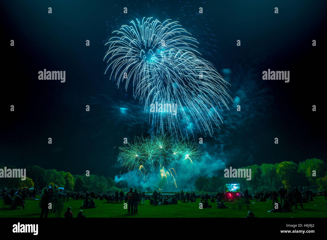 York, Royaume-Uni. 29 octobre, 2016. Le Yorkshire du nord, le plus grand parti d'artifice KABOOM, a eu lieu dans le parc du château Howard. Comme l'un des top 5 d'artifice dans le Royaume-Uni, l'événement comportait aussi un thème unique show laser Star Wars Jedi, sabre laser la formation pour tous les âges, un millésime fête foraine, feu et lumière, jongleurs et le ministre FM spectacle sur scène. La photo montre l'artifice de disaply finale lors de l'événement. Credit : Bailey-Cooper Photography/Alamy Live News Banque D'Images