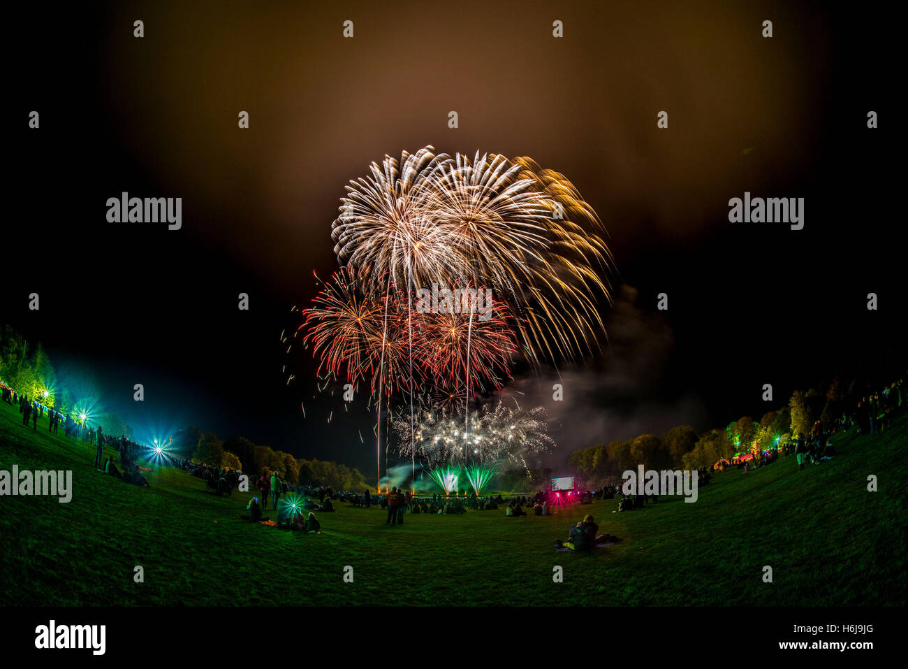York, Royaume-Uni. 29 octobre, 2016. Le Yorkshire du nord, le plus grand parti d'artifice KABOOM, a eu lieu dans le parc du château Howard. Comme l'un des top 5 d'artifice dans le Royaume-Uni, l'événement comportait aussi un thème unique show laser Star Wars Jedi, sabre laser la formation pour tous les âges, un millésime fête foraine, feu et lumière, jongleurs et le ministre FM spectacle sur scène. La photo montre l'artifice de disaply finale lors de l'événement. Credit : Bailey-Cooper Photography/Alamy Live News Banque D'Images