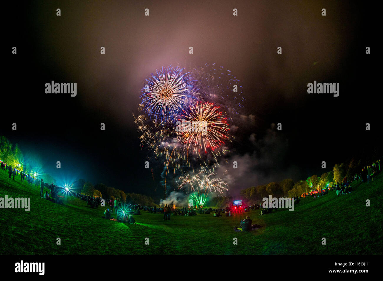 York, Royaume-Uni. 29 octobre, 2016. Le Yorkshire du nord, le plus grand parti d'artifice KABOOM, a eu lieu dans le parc du château Howard. Comme l'un des top 5 d'artifice dans le Royaume-Uni, l'événement comportait aussi un thème unique show laser Star Wars Jedi, sabre laser la formation pour tous les âges, un millésime fête foraine, feu et lumière, jongleurs et le ministre FM spectacle sur scène. La photo montre l'artifice de disaply finale lors de l'événement. Credit : Bailey-Cooper Photography/Alamy Live News Banque D'Images