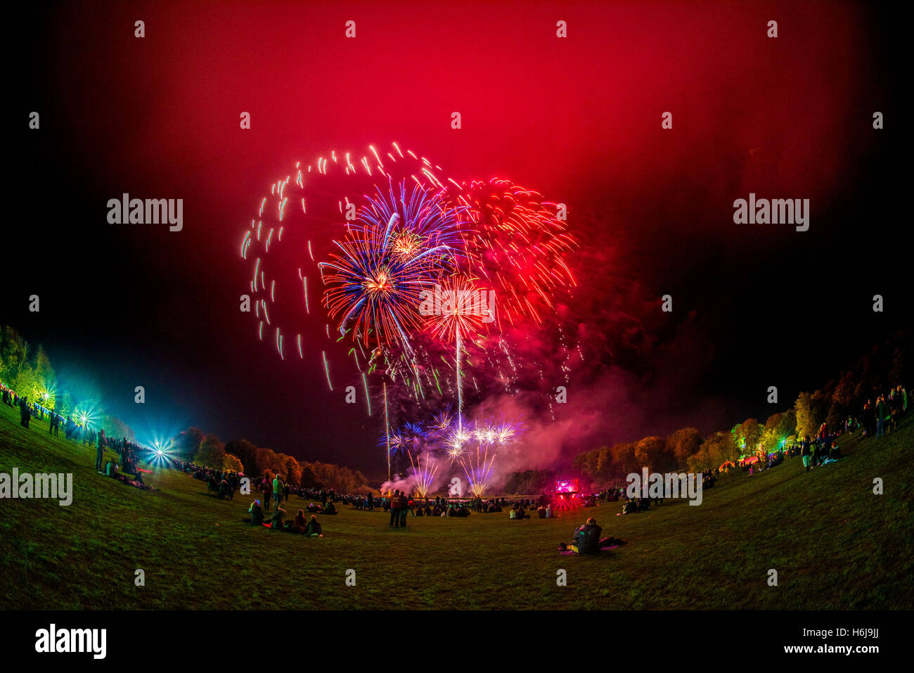 York, Royaume-Uni. 29 octobre, 2016. Le Yorkshire du nord, le plus grand parti d'artifice KABOOM, a eu lieu dans le parc du château Howard. Comme l'un des top 5 d'artifice dans le Royaume-Uni, l'événement comportait aussi un thème unique show laser Star Wars Jedi, sabre laser la formation pour tous les âges, un millésime fête foraine, feu et lumière, jongleurs et le ministre FM spectacle sur scène. La photo montre l'artifice de disaply finale lors de l'événement. Credit : Bailey-Cooper Photography/Alamy Live News Banque D'Images