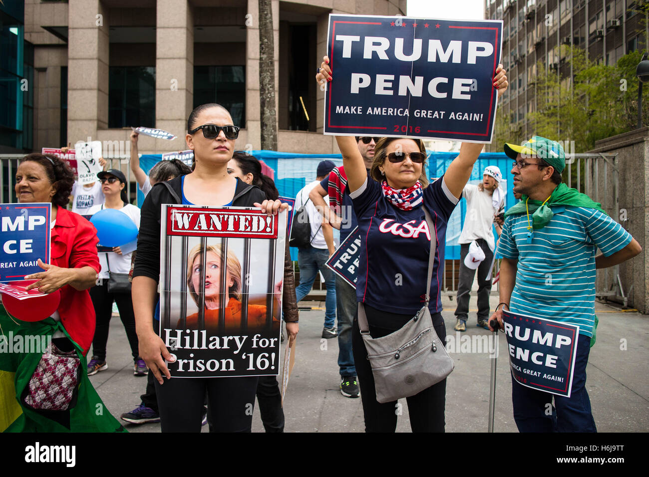 Sao Paulo, Brésil - le 29 octobre 2016, un groupe de partisans de Donald Trump se sont réunis pour un rallye Pro-Trump sur l'Avenue Paulista à Sao Paulo au Brésil. Banque D'Images