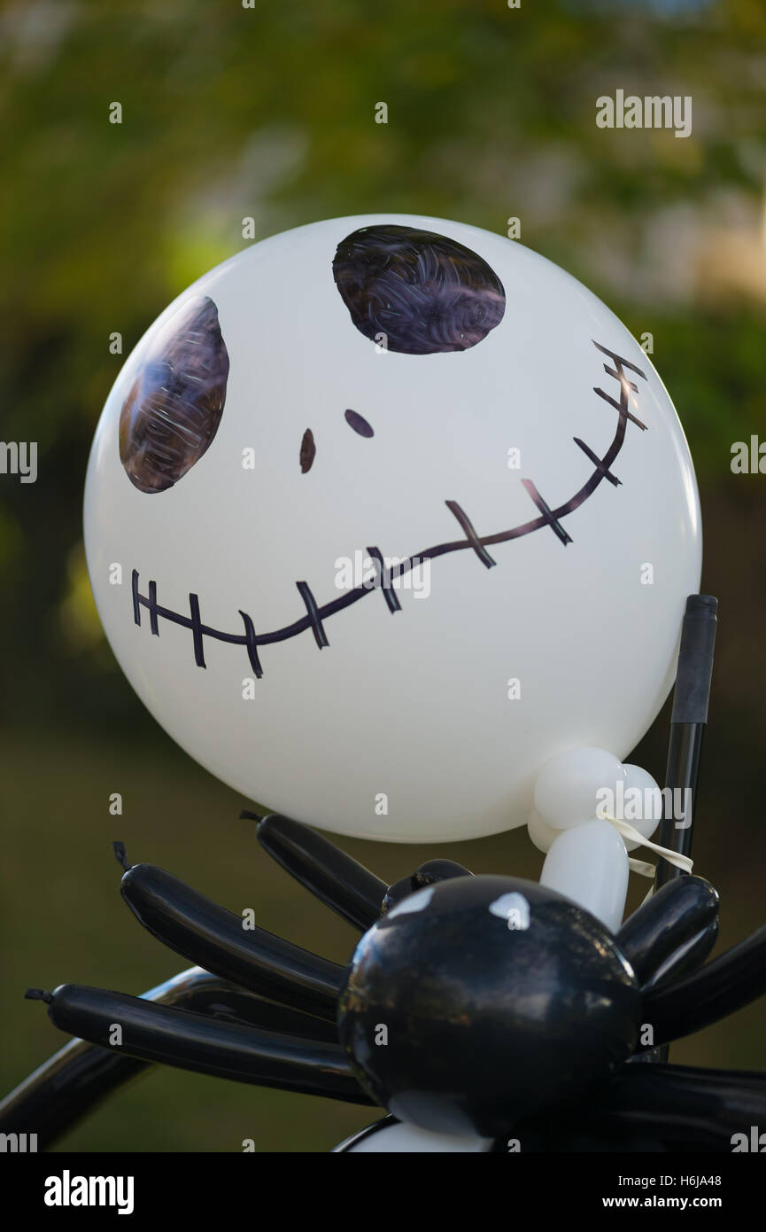 Merrick, New York, USA. 29 Oct, 2016. Un sinistre, life-size Jack Skellington a fait du noir et blanc est l'un des nombreux ballons à l'decoratations 2016 Fantômastique Merrick annuel organisé en partie par le nord et le centre de l'Association civique Merrick (NCMCA). La fête de Noël à Fraser Park a été parrainée par l'American Legion Merrick 1282 unité auxiliaire. © Ann Parry/ZUMA/Alamy Fil Live News Banque D'Images