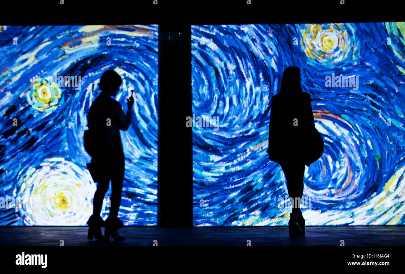 Beijing, 25 octobre. Mar 26, 2017. Deux femmes d'afficher l'image de la peinture 'La Nuit étoilée' à l 'exposition Van Gogh en vie" à Rome, Italie, le 25 octobre 2016. L'exposition a débuté le lundi et durera jusqu'au 26 mars 2017. Avec 3 000 images, dont plus de 800 tableaux de Vincent van Gogh s'animent, l'exposition montre la vie et les œuvres de Vincent van Gogh en 1880-1890 avec l'innovante technologie vidéo. © Jin Yu/Xinhua/Alamy Live News Banque D'Images