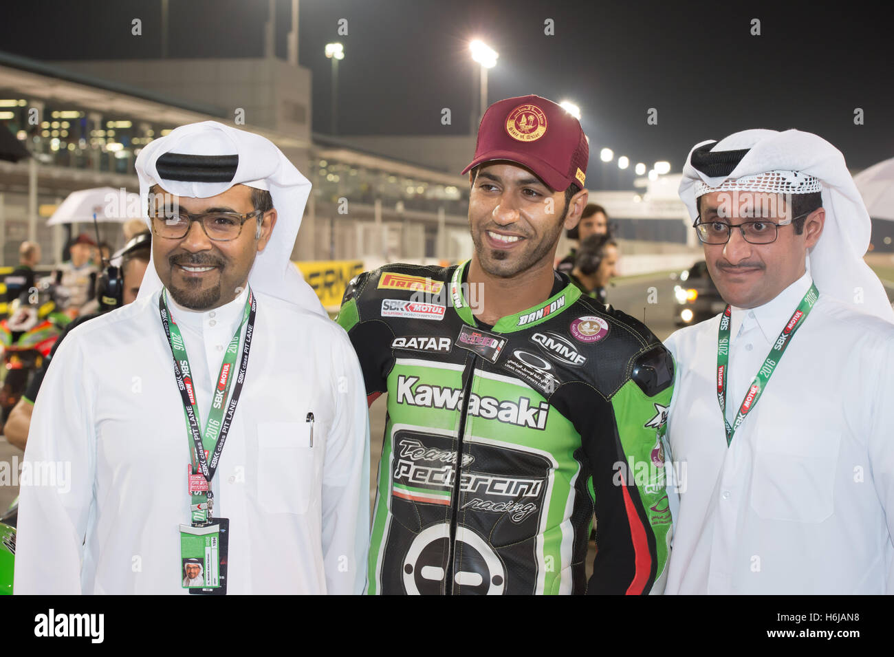 Le Circuit International de Losail, au Qatar. 29 Oct, 2016. Kawasaki rider rider Saeed Al Sulati sur la grille de départ avec le président de la QMMF pour Course 1 lors de la finale du Championnat du Monde Superbike FIM 2016 Crédit : Tom Morgan/Alamy Live News Banque D'Images