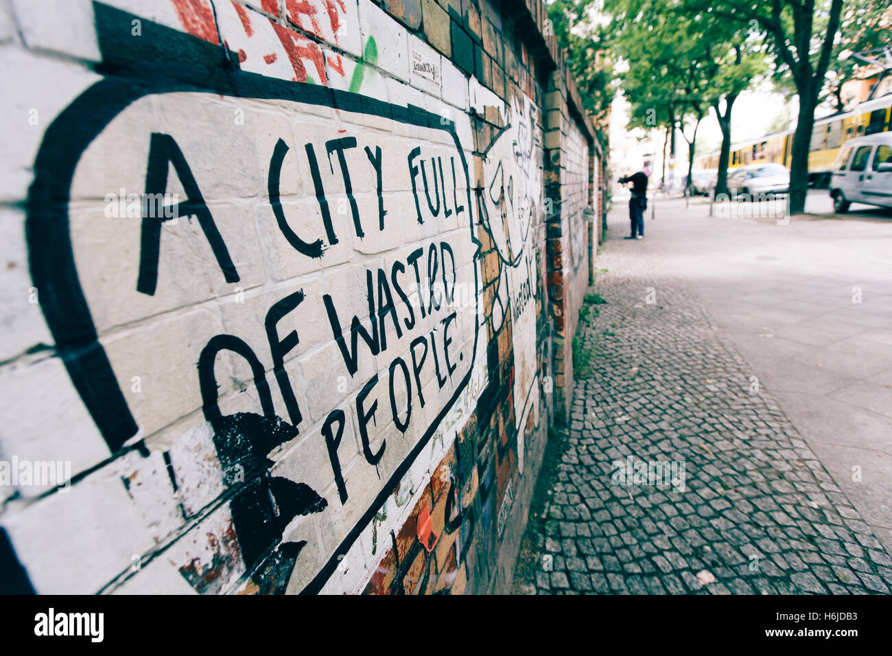 Un art de la rue sur un mur de Belin, dire "une ville pleine de gens perdu' Banque D'Images