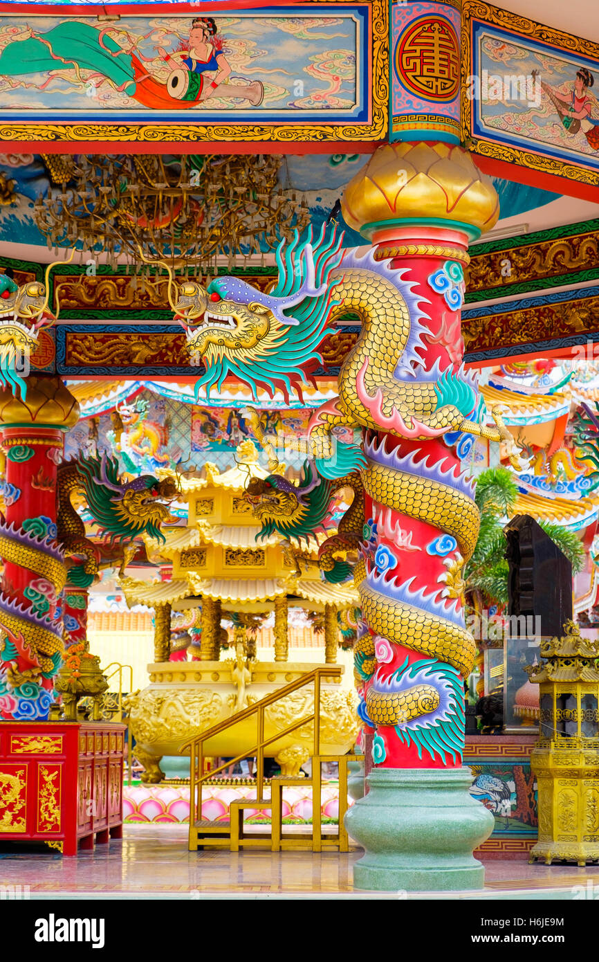 Golden dragon chinois enroulé autour du poteau dans temple Chinois en Thaïlande. Banque D'Images