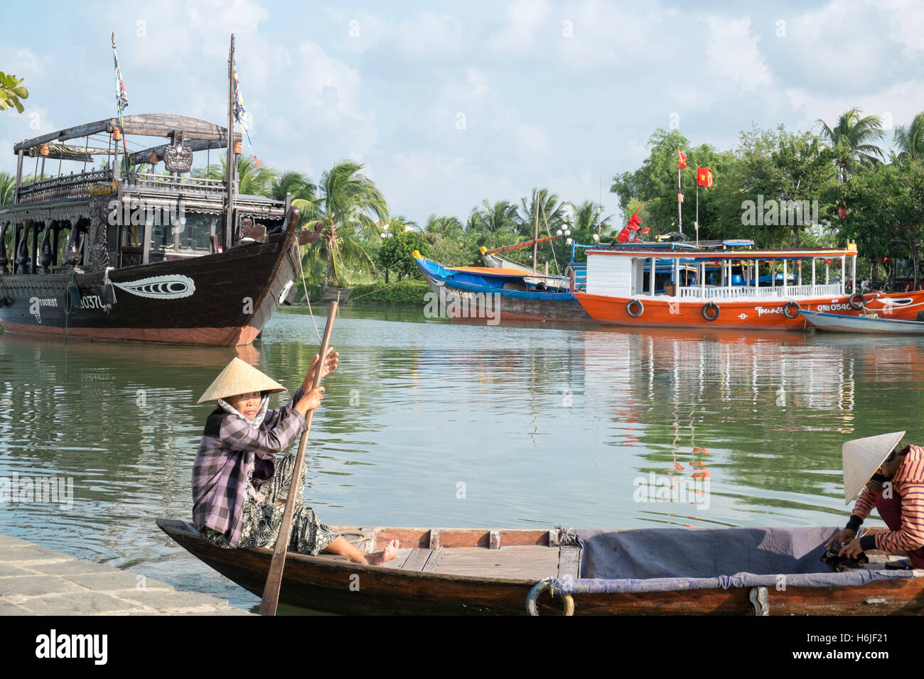 Les femmes vietnamiennes dans un bateau traditionnel sur la rivière thu bon, Hoi An, Vietnam central,Asia Banque D'Images