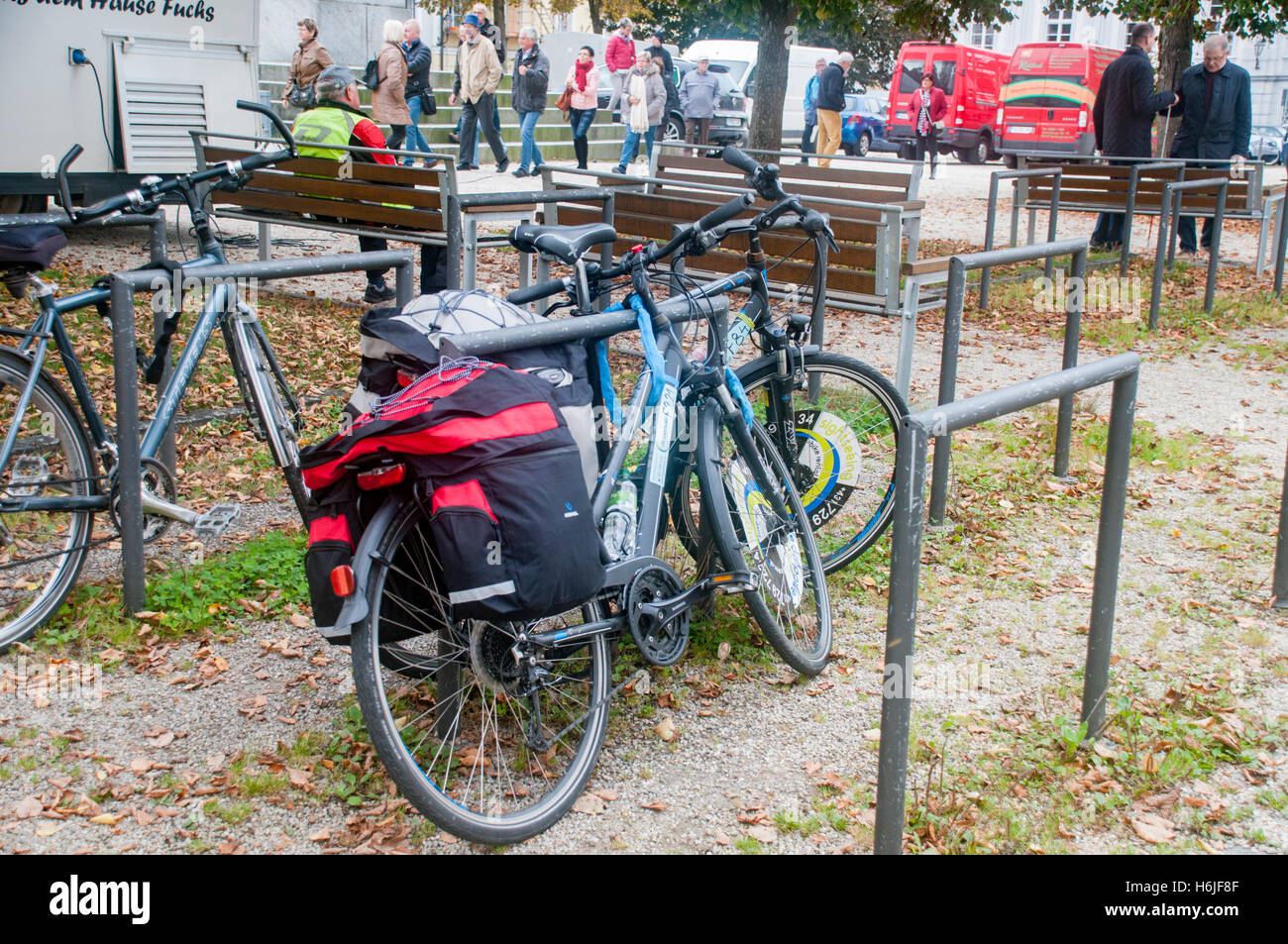 Randonnée à vélo sur la piste cyclable du Danube. Passau Allemagne à Vienne Autriche les bicyclettes avec des sacoches en peluche Banque D'Images