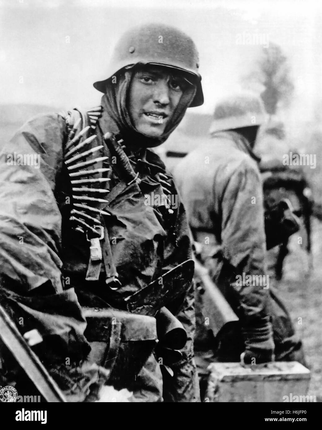 Bataille des Ardennes Décembre 1944-janvier 1945. Un soldat allemand présentant des munitions dans une scène d'un film capturé. NARA DOSSIER #  : 111-SC-197561 LIVRE Guerres et conflits #  : 1070 Banque D'Images
