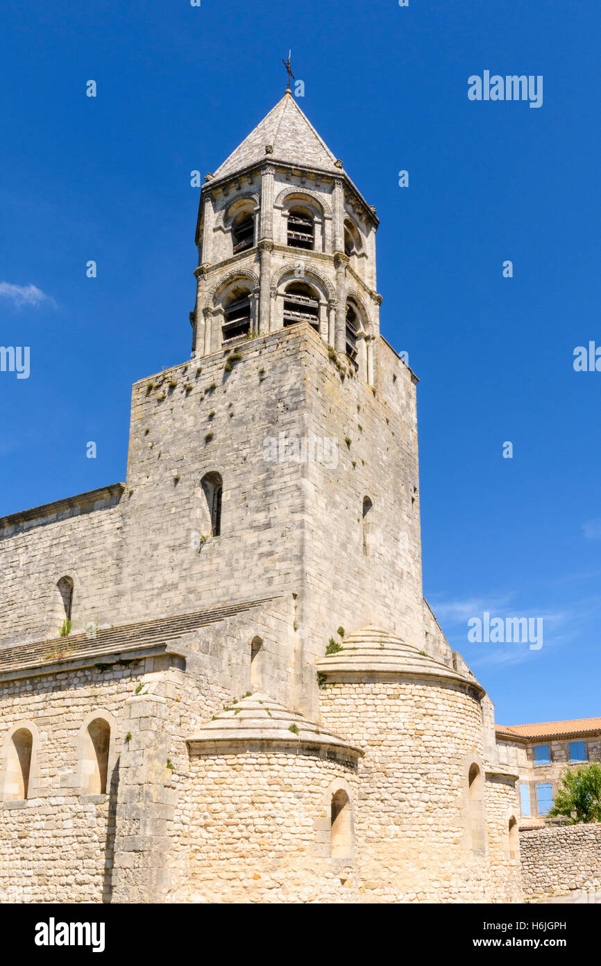 L'église romane du xiie siècle de Saint-Michel, Rochegude, Drôme, France Banque D'Images