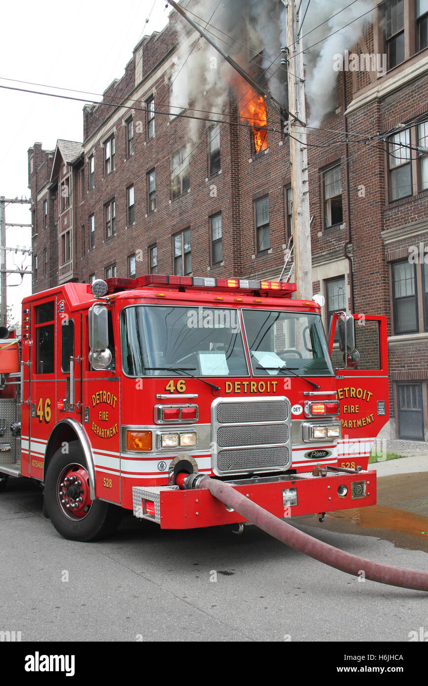 Incendie dans un immeuble collectif, l'east side de Detroit, Detroit, Michigan, USA Banque D'Images