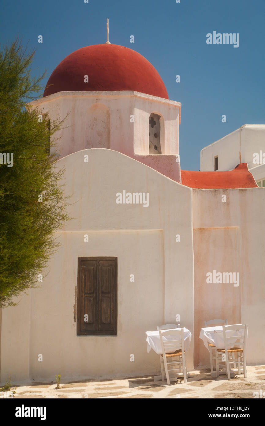 L'église grecque-orthodoxe d'un dôme rouge à Mykonos Banque D'Images