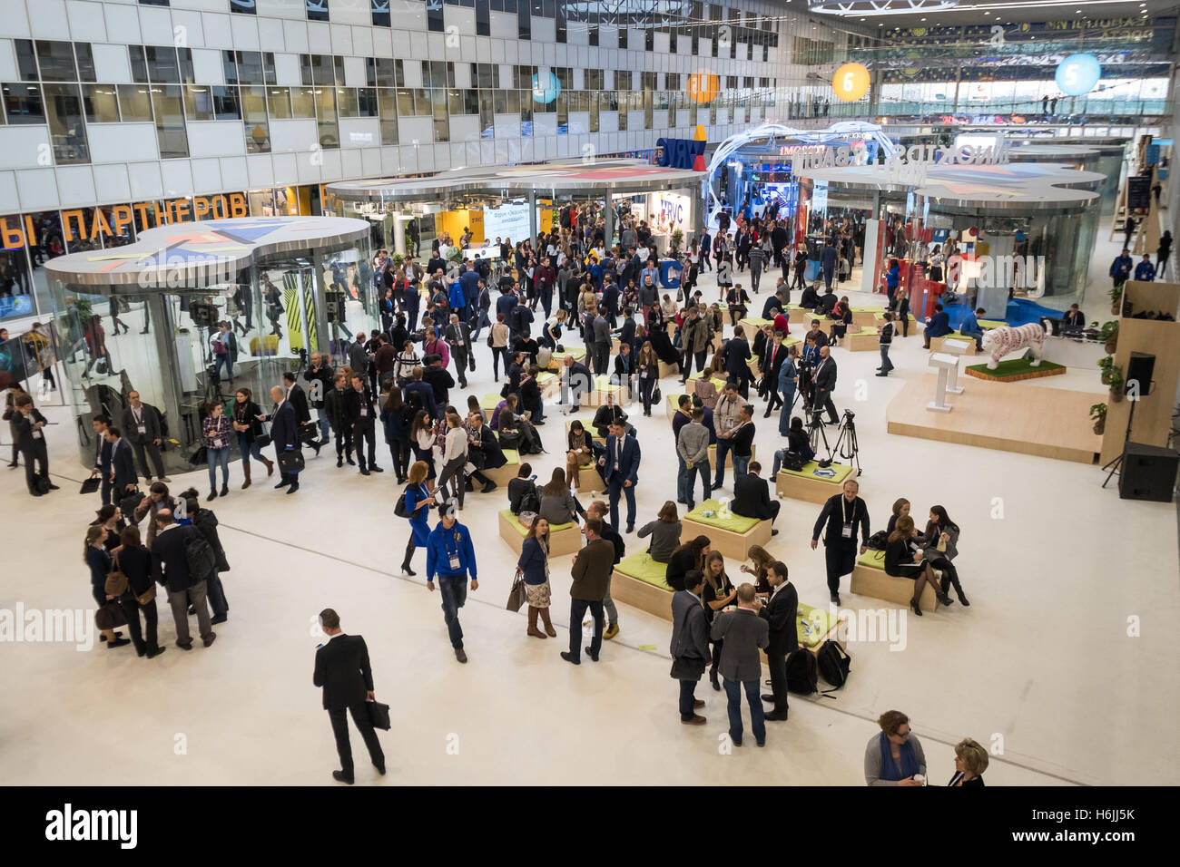 Les gens s'ouvrir le forum 2016 Innovations dans le nouveau bâtiment Technopark Skolkovo Banque D'Images