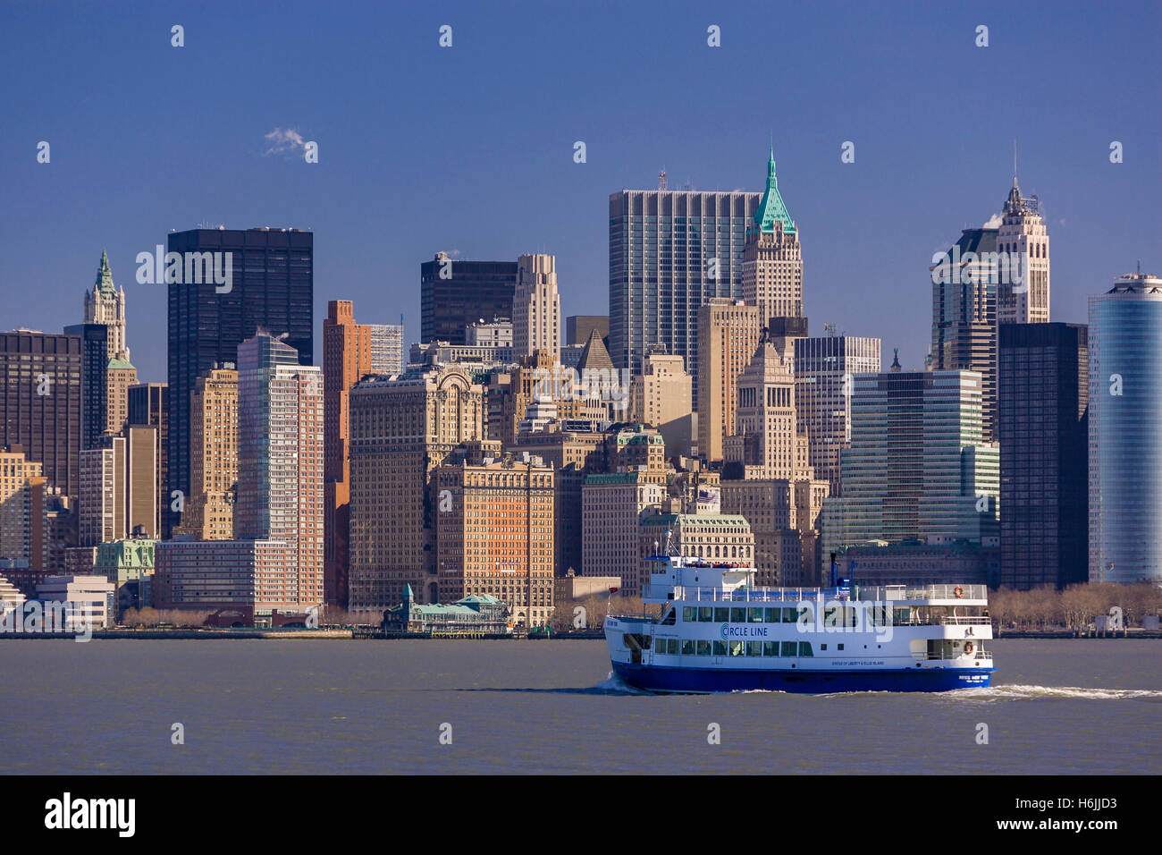 NEW YORK, NEW YORK, USA - skyline de Manhattan sud près de Battery Park, et Circle Line ferry dans le port de New York. Banque D'Images