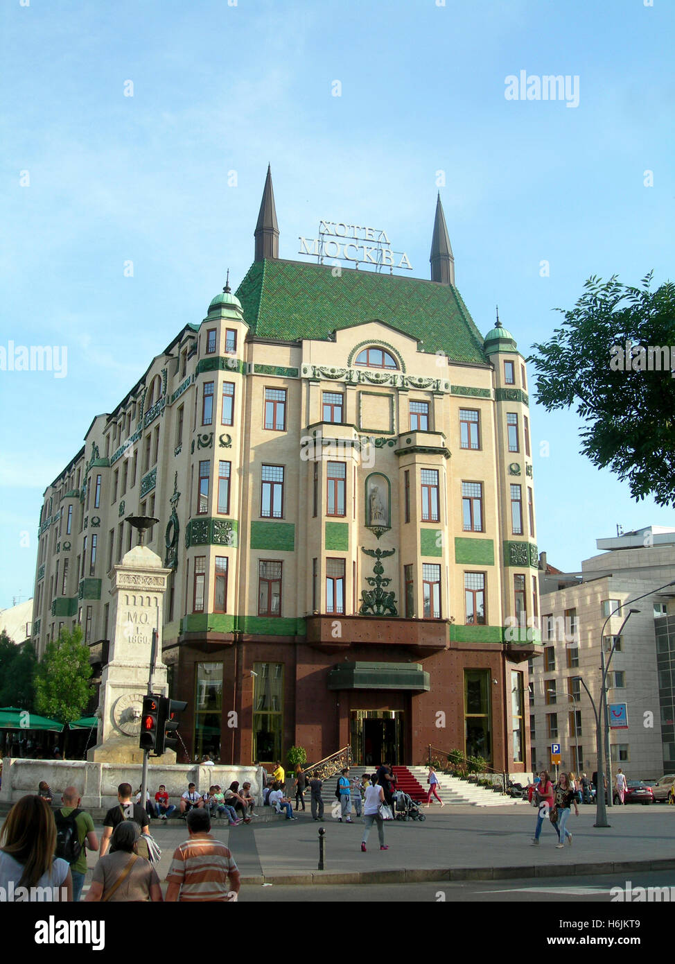 BELGRADE, SERBIE - 15 mai : l'historique de l'hôtel Moskva est vu avec les autochtones et les touristes à fontaine à Belgrade, Serbie, l'Europe le Banque D'Images