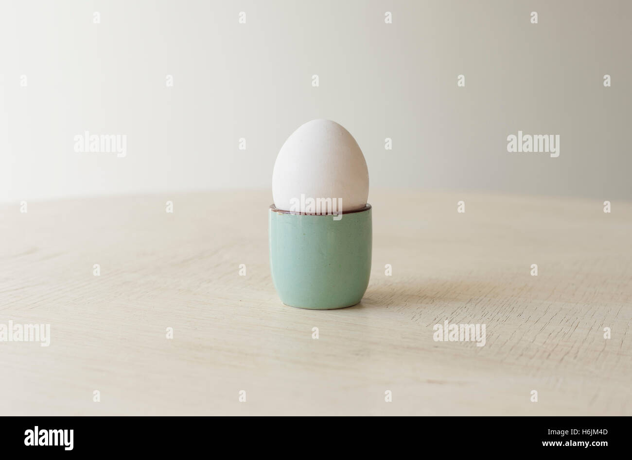 Dans l'oeuf oeuf bleu tasse sur la table. Katja Heber Banque D'Images