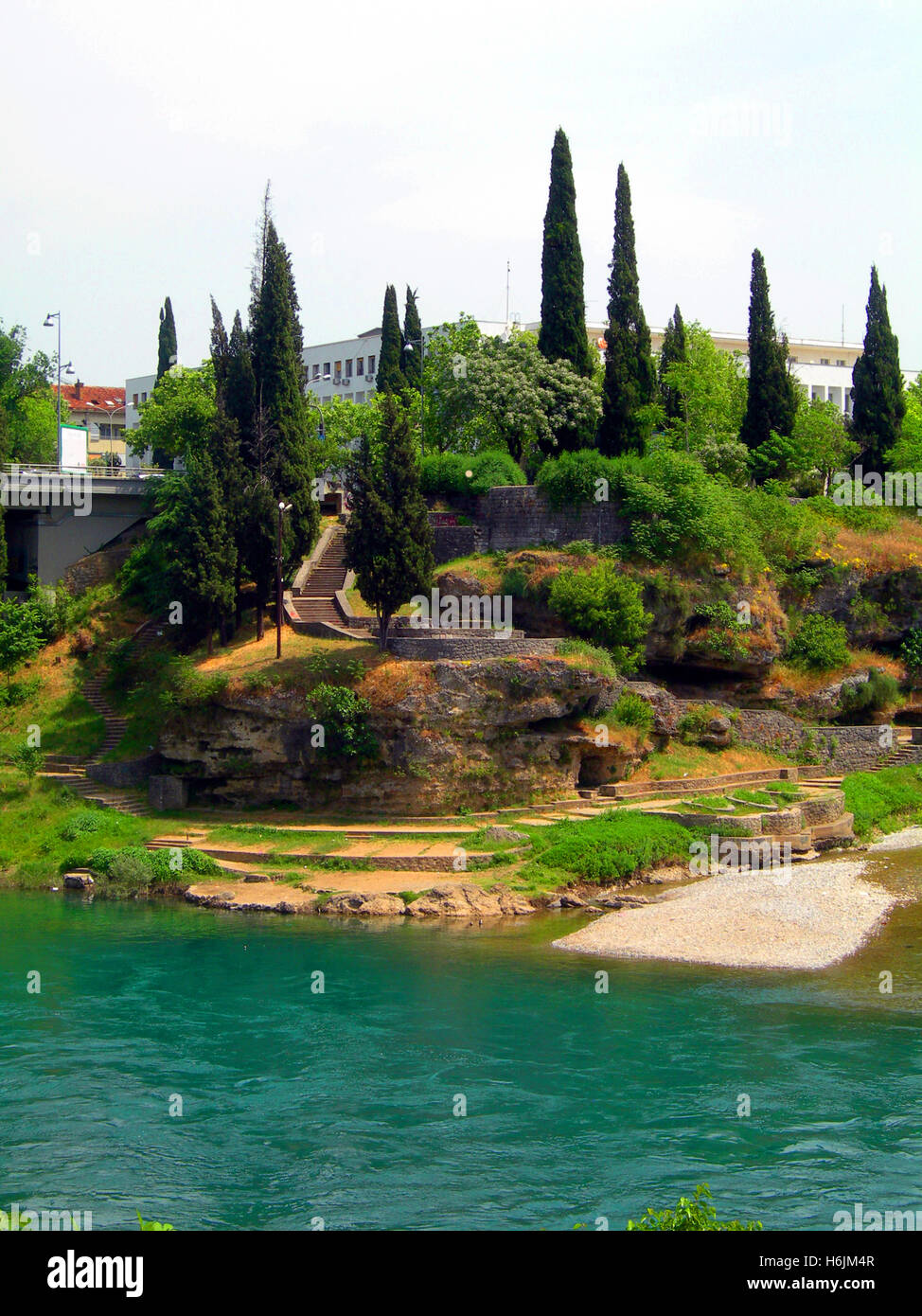 Escalier historique et les ruines de l'ancienne forteresse sur la rivière Moraca Podgorica Monténégro Banque D'Images