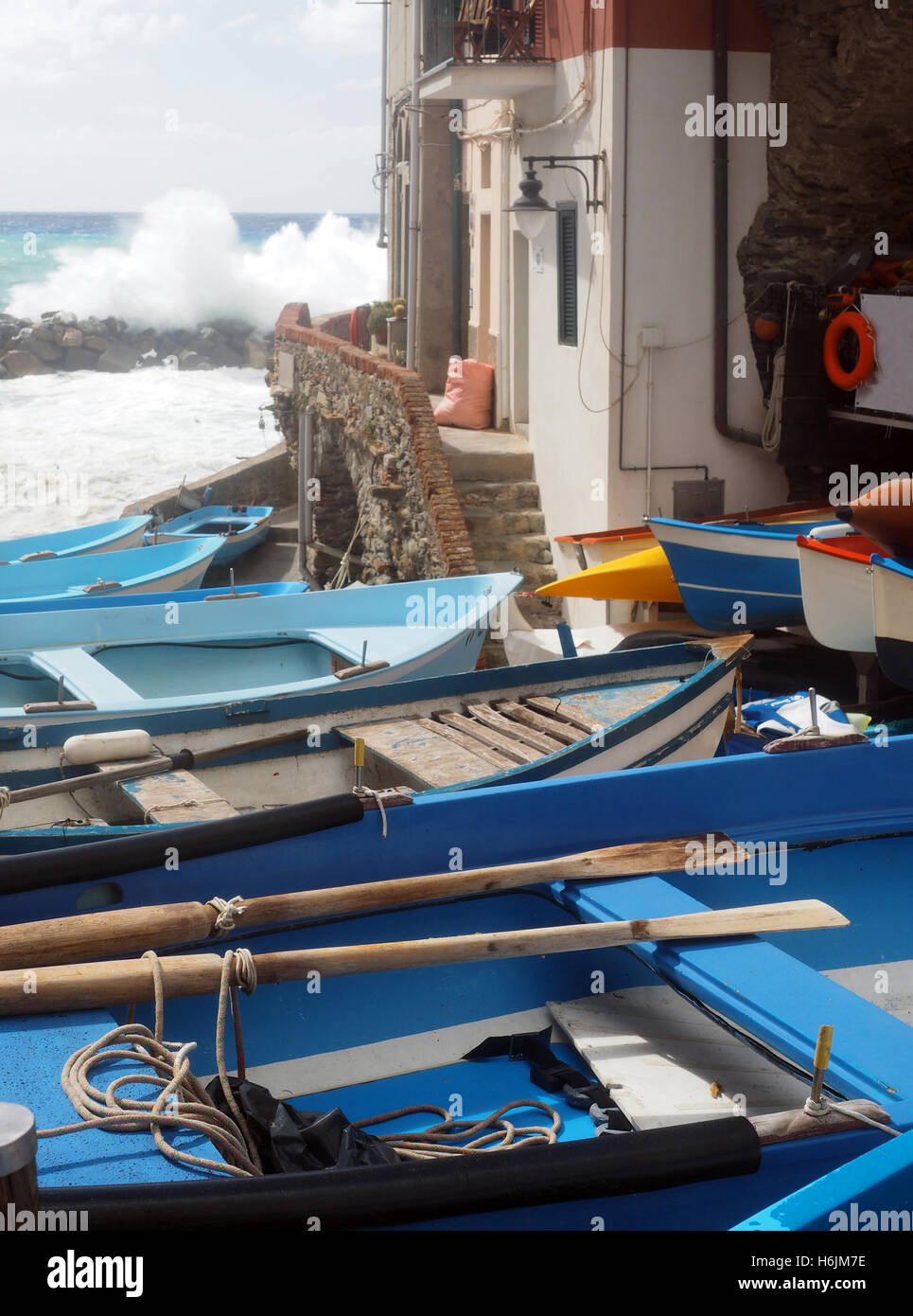 La pêche de petits bateaux à rame sur terre pendant l'état de la mer Rio Maggiore Cinque Terre Italie Europe Banque D'Images