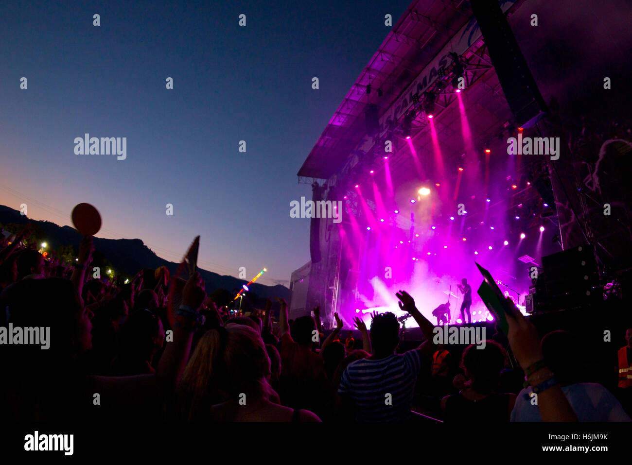 BENICASSIM, ESPAGNE - 16 juil : foule lors d'un concert au Festival de Musique le 16 juillet 2015 à Benicassim, Espagne. Banque D'Images