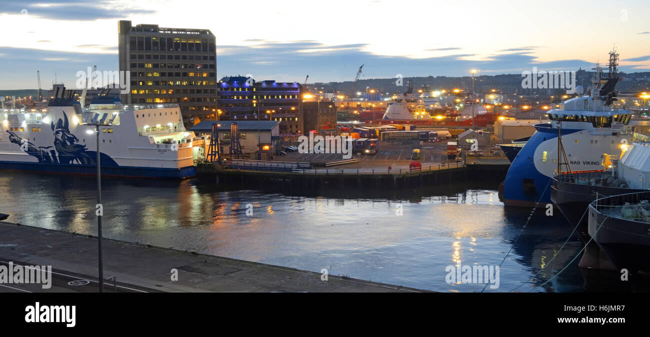 Aberdeen Harbour dans la nuit, dans l'Aberdeenshire, Ecosse, Royaume-Uni Banque D'Images