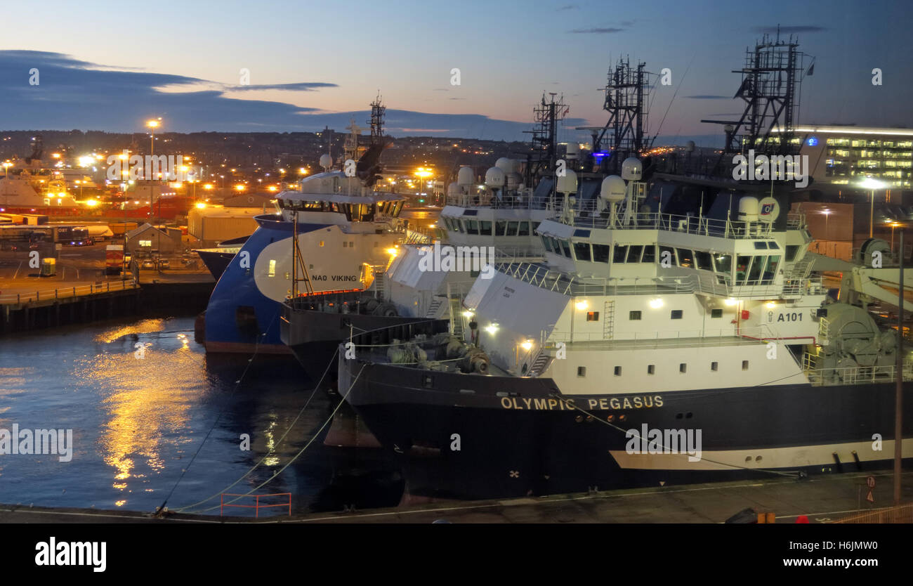 Aberdeen Harbour dans la nuit, dans l'Aberdeenshire, Ecosse, UK - Pegasus olympique Banque D'Images