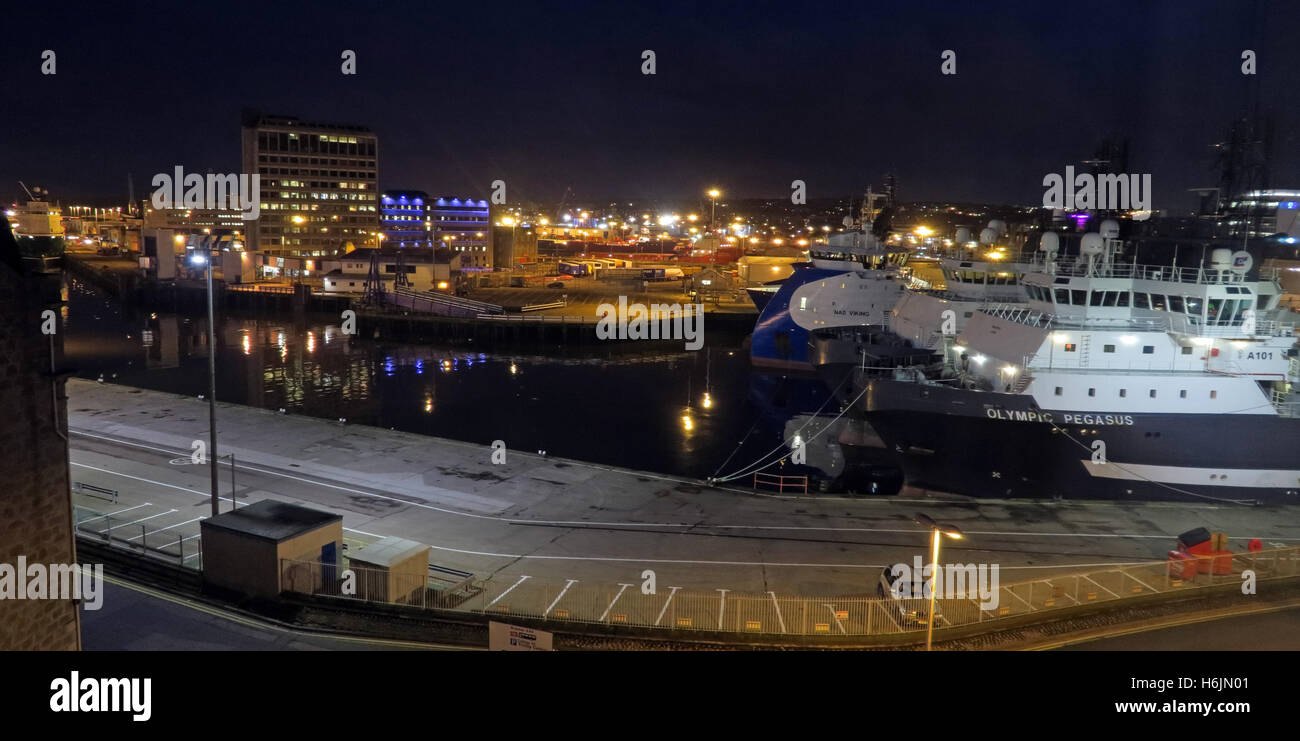 Aberdeen Harbour dans la nuit, dans l'Aberdeenshire, Ecosse, Royaume-Uni Pano Banque D'Images