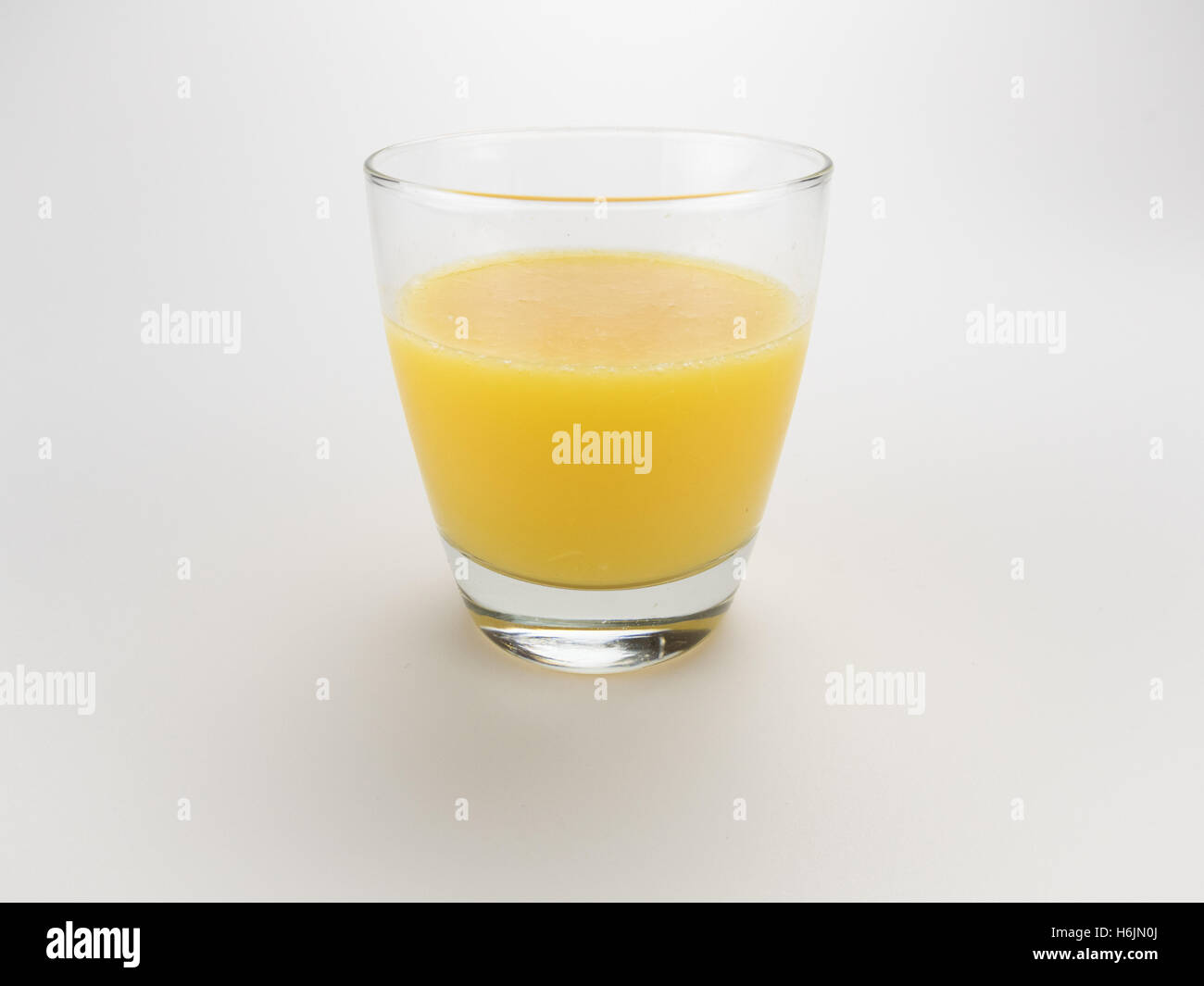 Jus d'Orange en verre isolé sur fond blanc Banque D'Images
