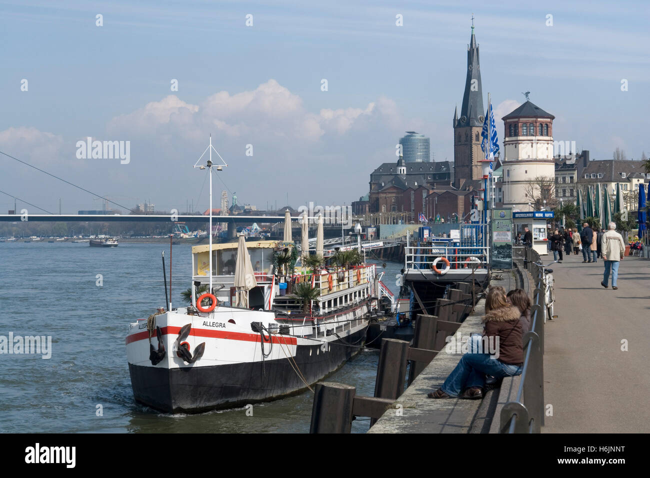 Bateau Restaurant à la Rheinuferpromenade, rivière Promenade du Rhin, Düsseldorf, capitale du land de Rhénanie du Nord-Westphalie Banque D'Images
