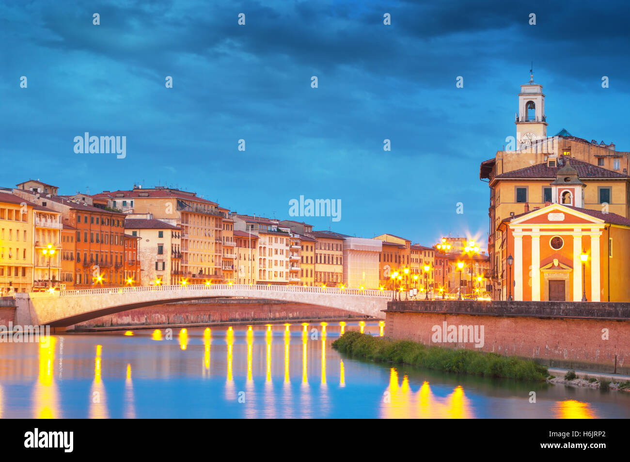 Arno dans La nuit à Pise, Italie Banque D'Images